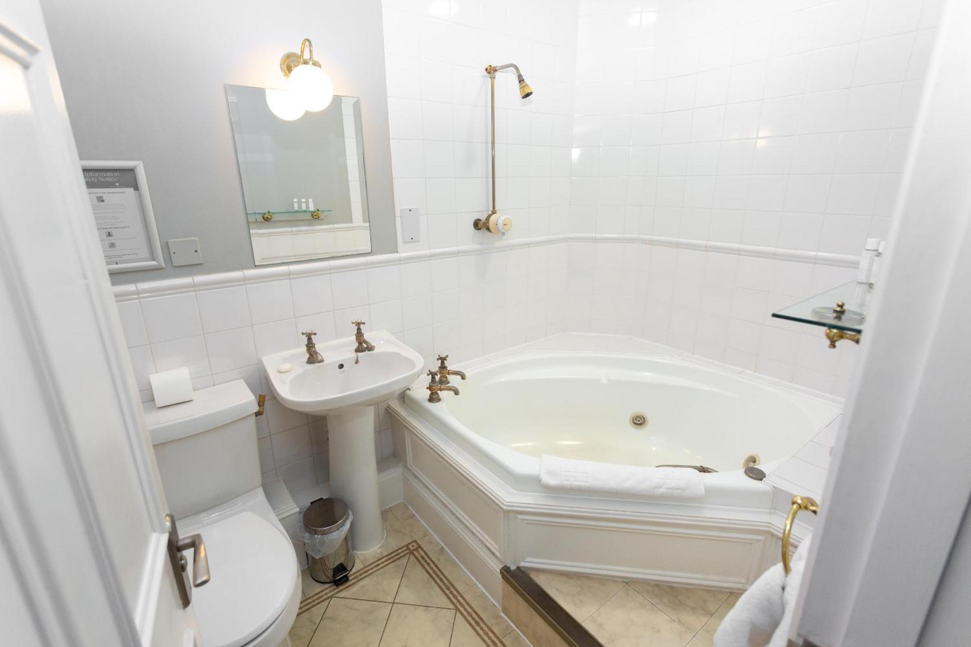 โรมแรมฮัตตัน คอร์ต Hotel กลอสเตอร์ ภายนอก รูปภาพ